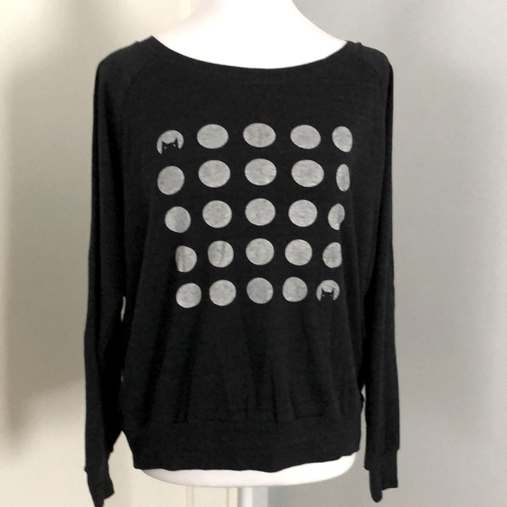 Light sweatshirt with an original cat artwork. Super cute!